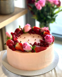 Torta so živými kvetmi a ovocím